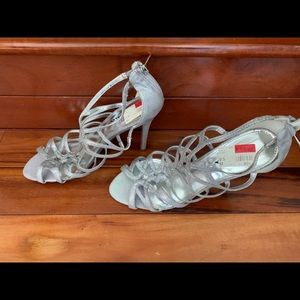 Touch of Nina light gray/ silver metallic sandals! Sz: 9.5